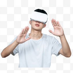 男性游戏人物图片_年轻男性VR眼镜科技玩游戏防御手