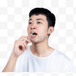 用牙线刷牙保护牙齿的青年男性