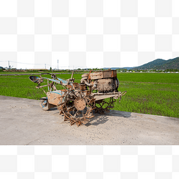 割水稻图片_路上的割稻机农田