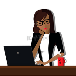 办公室女子图片_年轻女子在办公室的笔记本电脑上