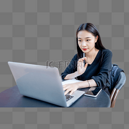 白领女性拿着笔玩电脑