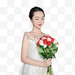 一捧鲜花图片_女生手捧一束鲜花儿