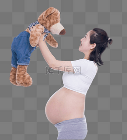 孕妇举起抱抱熊