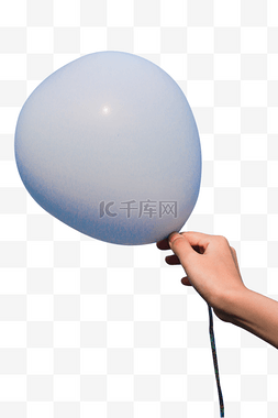 氢气球蓝色图片_手拿蓝色气球
