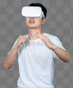 年轻男性戴VR眼镜体验虚拟游戏