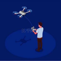 游戏发射器图片_男子驾驶 quadcopter 无人机手持发射