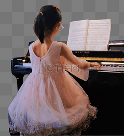小孩弹钢琴
