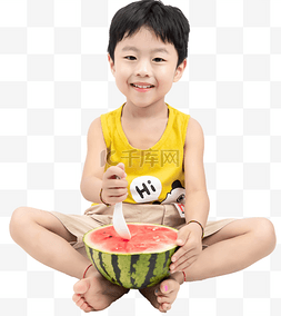 夏季男孩用勺子吃西瓜