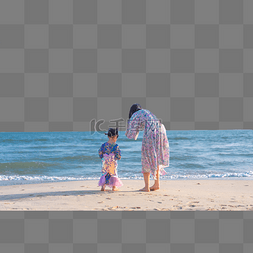 妈妈和美人鱼宝宝海滩玩沙