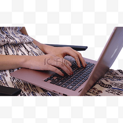 女人躺椅上使用电脑办公