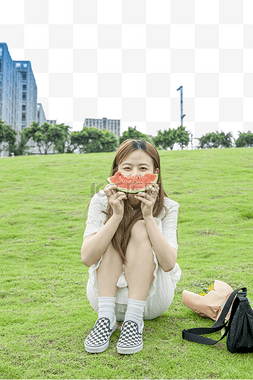 夏日公园草坪美女吃西瓜