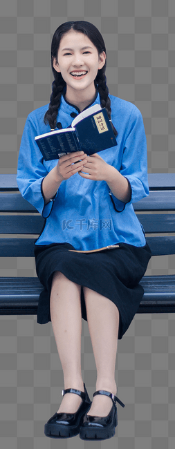 穿民国服饰的美女做在长椅上看书