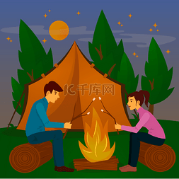 夏令营。男人和女人坐在火炉旁。
