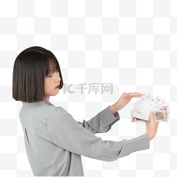 灰色衣服女孩人物手拿扑克