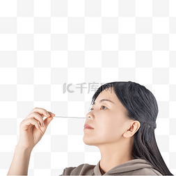 做的人图片_沾取鼻腔样品核酸自测拿着自测棉