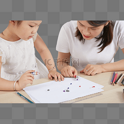 女孩和妈妈一起画画