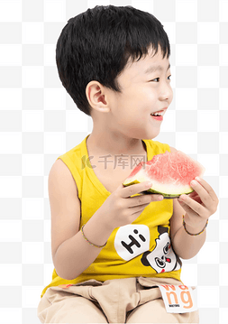 夏季男孩微笑吃西瓜