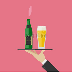 玻璃餐饮图片_服务员端来一瓶啤酒和一杯啤酒。