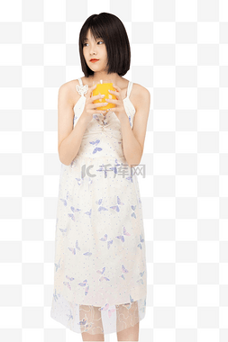 夏季喝果汁图片_夏季女孩喝果汁