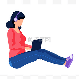 电脑前的女孩图片_带耳机的女孩坐在电脑前。女自由