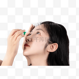 保护眼睛预防近视图片_女孩滴眼药水爱护眼睛