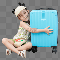 小女孩抱着旅行箱微笑