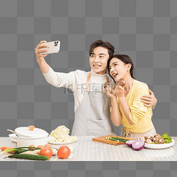 年轻人自拍图片_情侣一对情侣厨房里拿着手机自拍