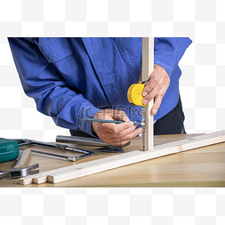木头桌子板免扣图片_测量工作的木匠