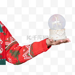 水晶球圣诞图片_圣诞节创意圣诞装扮手拿水晶球