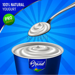现实的酸奶广告背景与带勺子的天