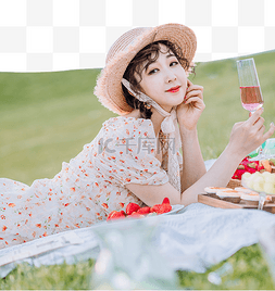 美女手拿杯子图片_夏天穿着碎花裙的美女草地托下巴