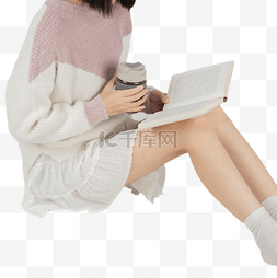 秋季女孩人物喝咖啡看书