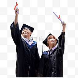 两个人举起毕业证书合影