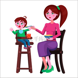 坐在椅子上的孩子图片_年轻的红发母亲端着盛满粥的碗喂