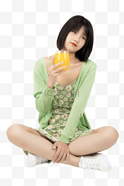 夏季女孩喝果汁