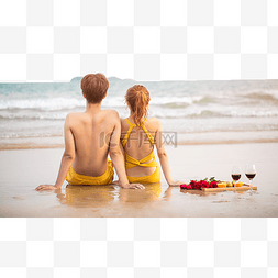 爱情一对青年情侣沙滩坐着