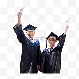 两个大学毕业生举起证书