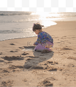 沙滩女孩海边捡贝壳