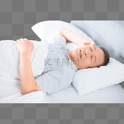 床上睡眠图片_老人床上平躺休息