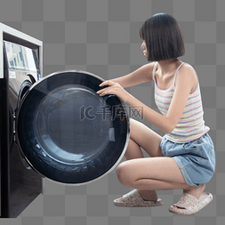 人物做衣服图片_洗衣机洗衣服的少女