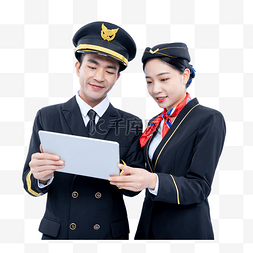 机场机长飞行员给空姐介绍平板内