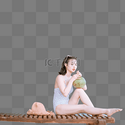 小写真图片_人物白天美女海边喝椰汁