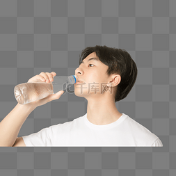 男生喝水