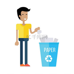 男人把纸扔进蓝色回收垃圾桶。