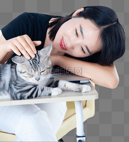 抱着猫的美女图片_办公室女士趴在桌子抚摸小猫玩耍