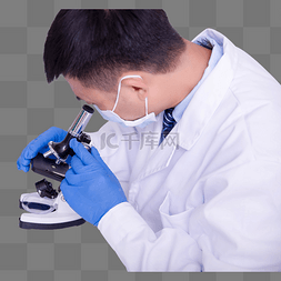 科研男医生观察显微镜