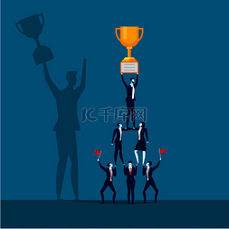 成功的商业团队拿着奖杯。