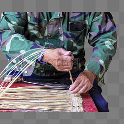 非物质文化男人在做竹编