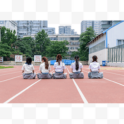 毕业季学生人物图片_学生背影操场坐着