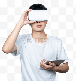 年轻男性VR眼镜科技拿着平板
